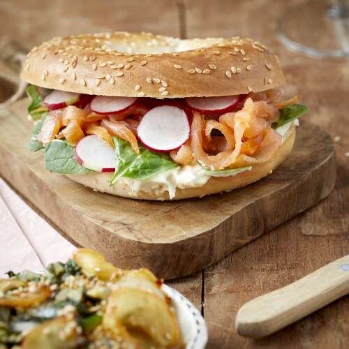 Bagel-met-gerookte-zalm-en-witloofloofslaatje-met-appel.jpg